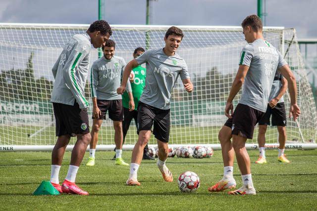 五大联赛本赛季最佳阵容 莱万搭档萨拉赫冲锋陷阵